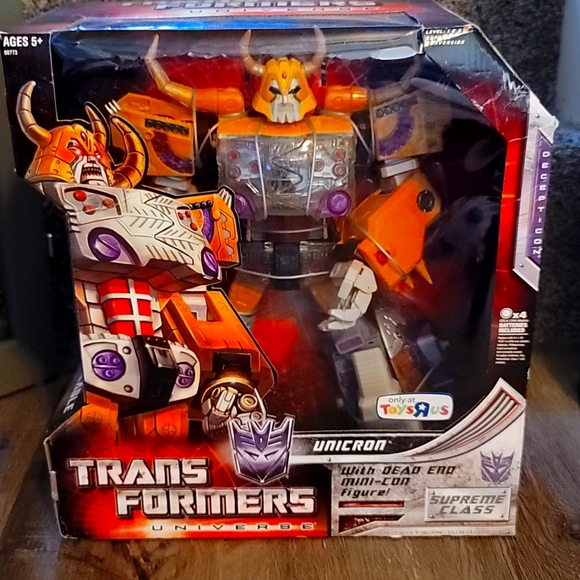 TRANSFORMERS Ultimate Unicron